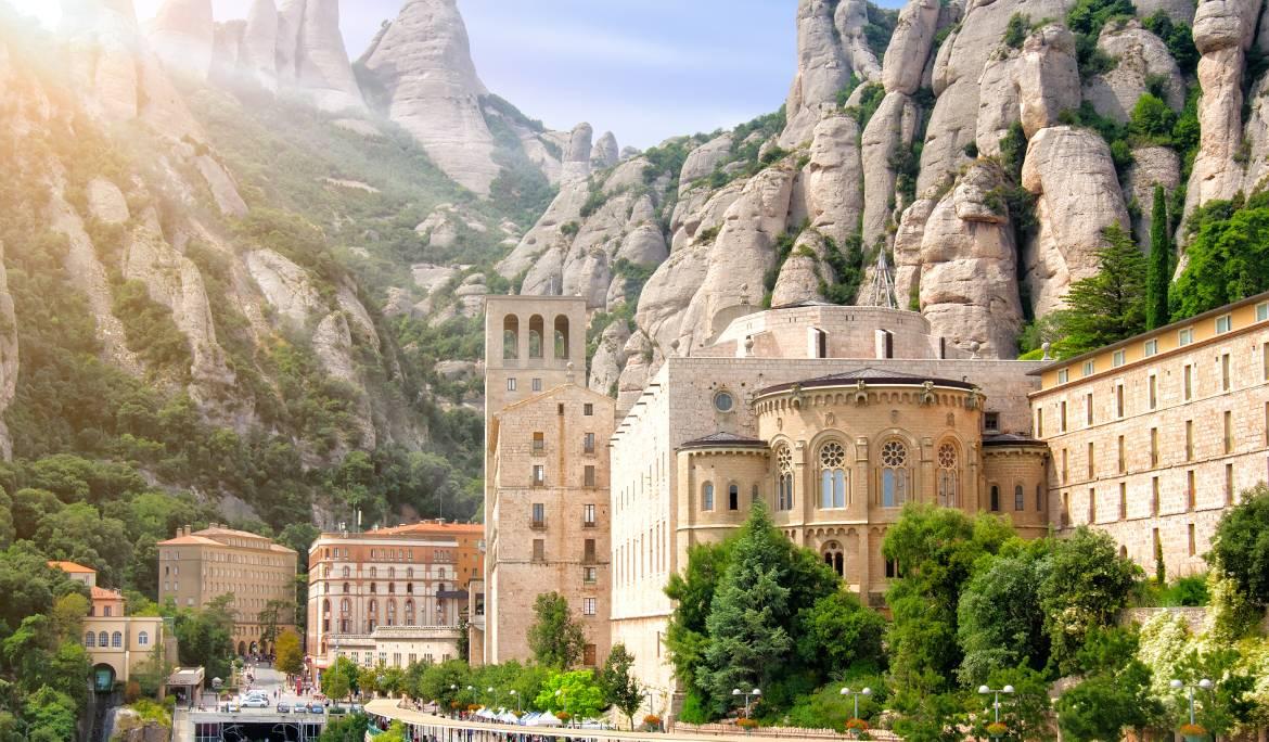 Imatge del monasteri de Montserrat emergint entre les muntanyes.