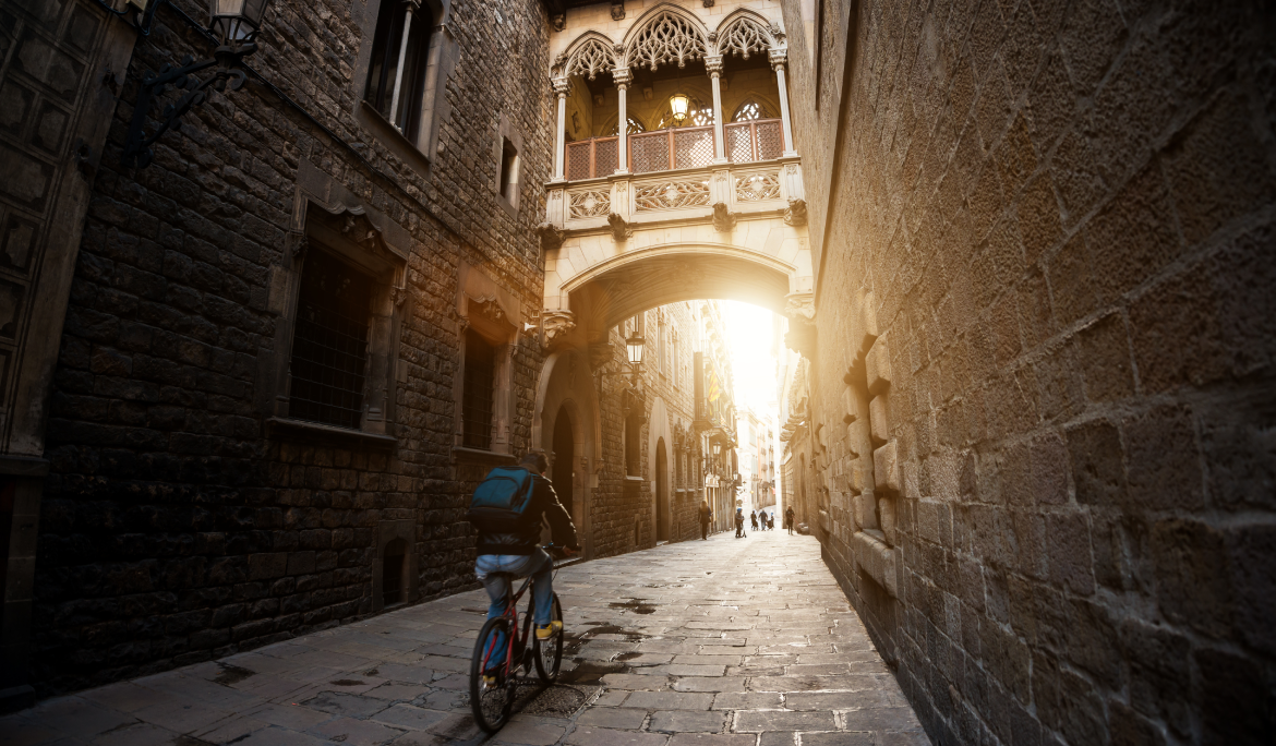 Noi anant amb bici pel barri Gòtic
