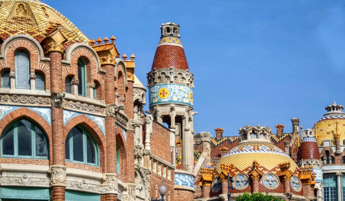 Side facade of the Sant Pau Art Nouveau Site.  Castellano: