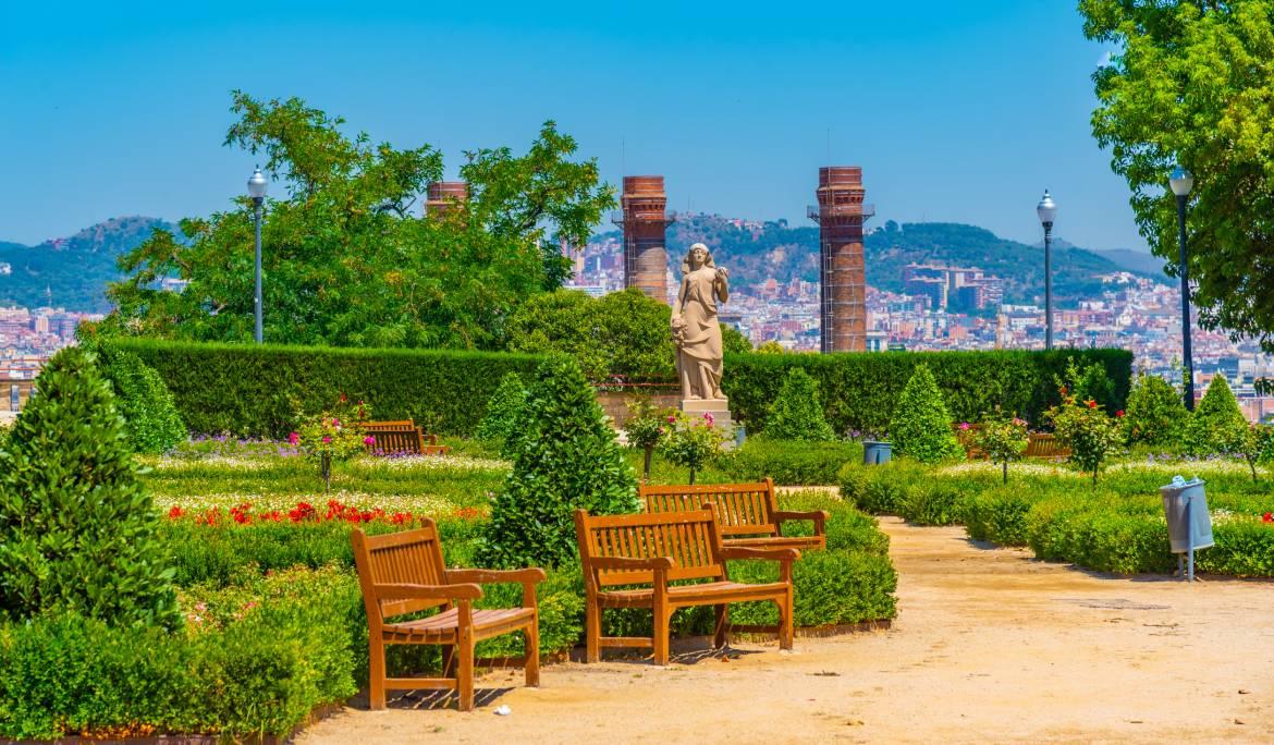 Bancs davant d'un jardí florit