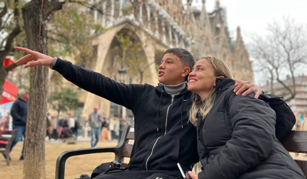 Una parella davant de la Sagrada Família
