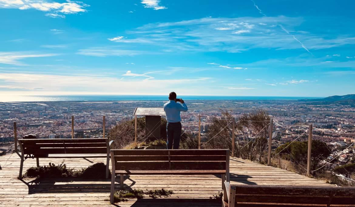 Bancs davant d'un mirador de Barcelona