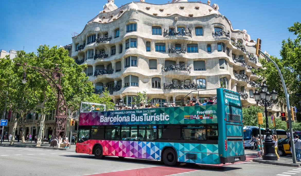 Pormotional image of Barcelona Bus Turístic in front of la Pedrera