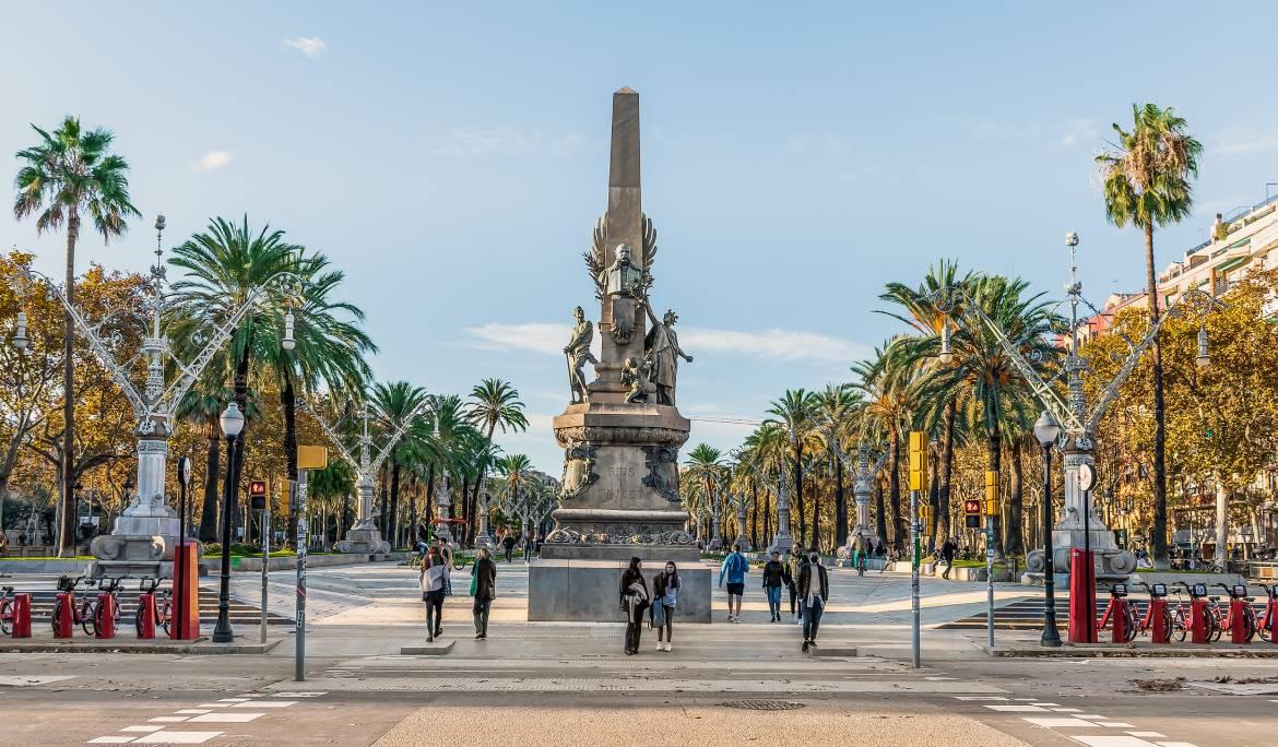 Image of Passeig de Lluís Companys during a hot day.