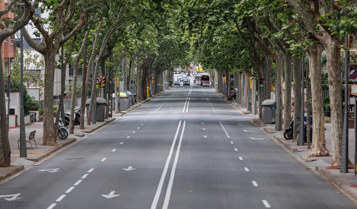 Image of Passeig de la Bonanova with four car lanes.