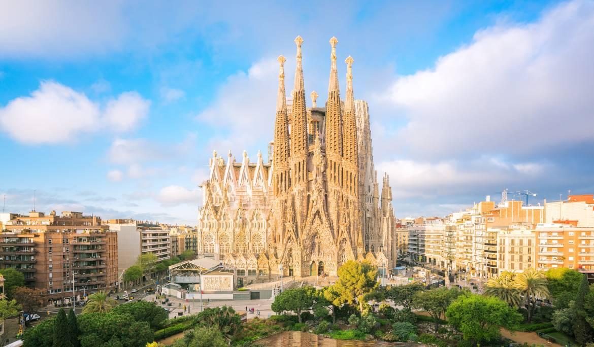 Imatge de la Sagrada fmaília duran un dia de sol com el dia de la visita del Papa de Roma a Barcelona