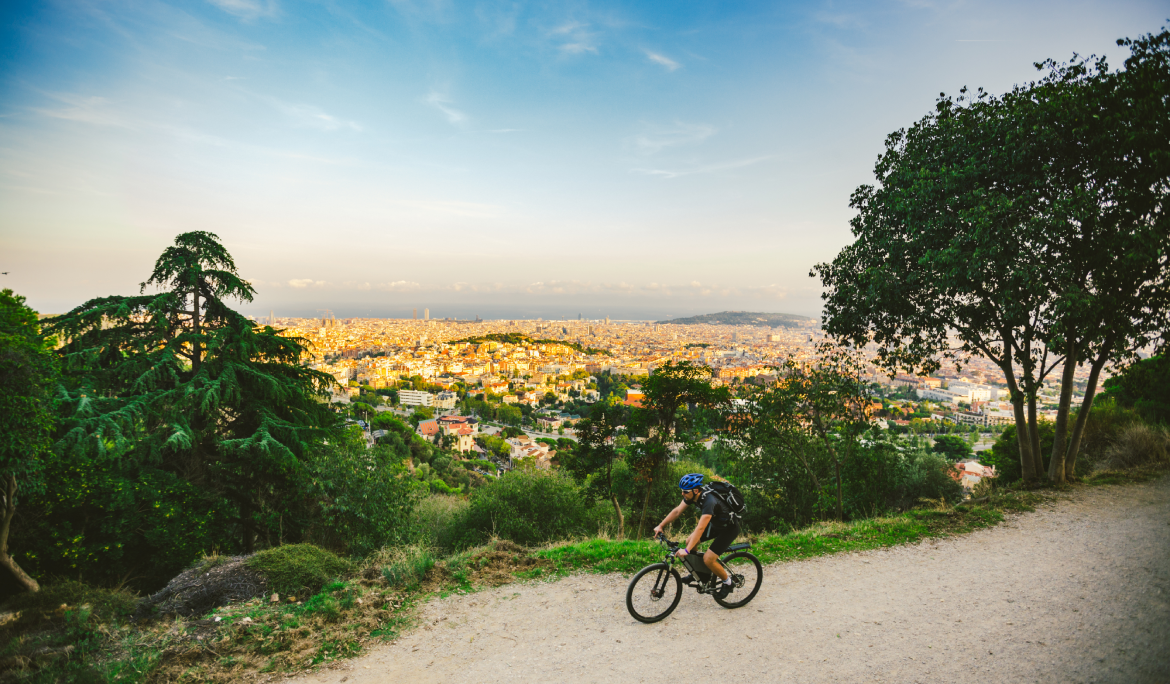 Home en bicicleta per Montjuïc durant el Tour de France