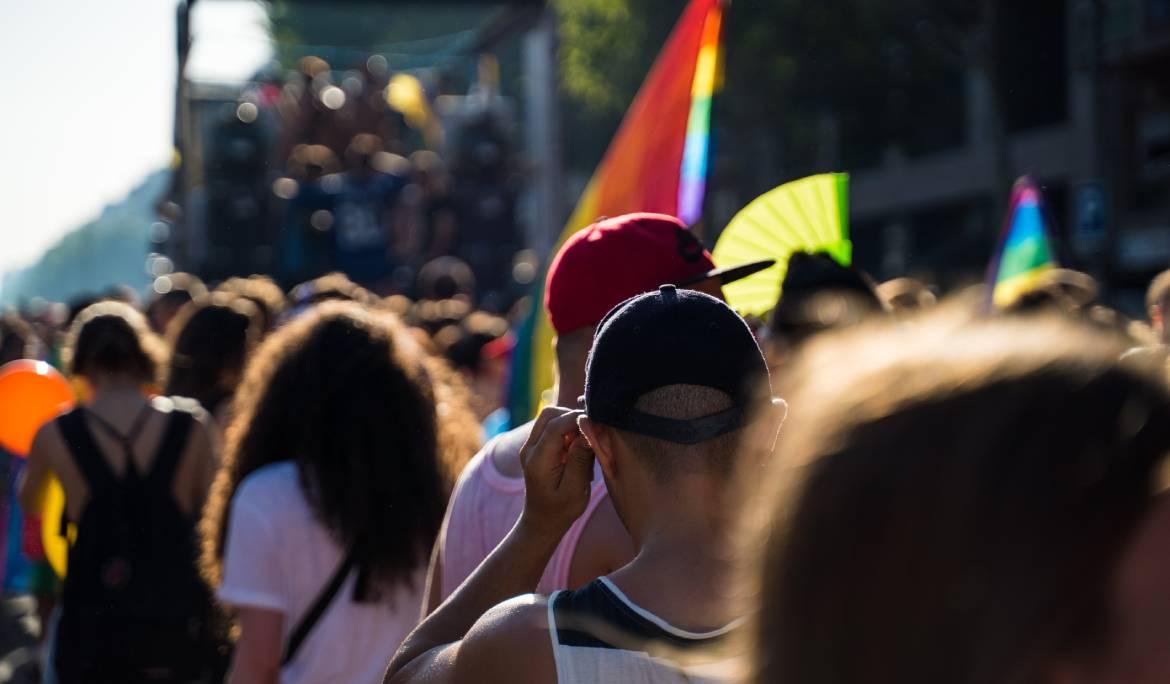 Imatge de la manifestació del Pride a Barcelona. S'hi veu sent caminant amb banderes de colors.