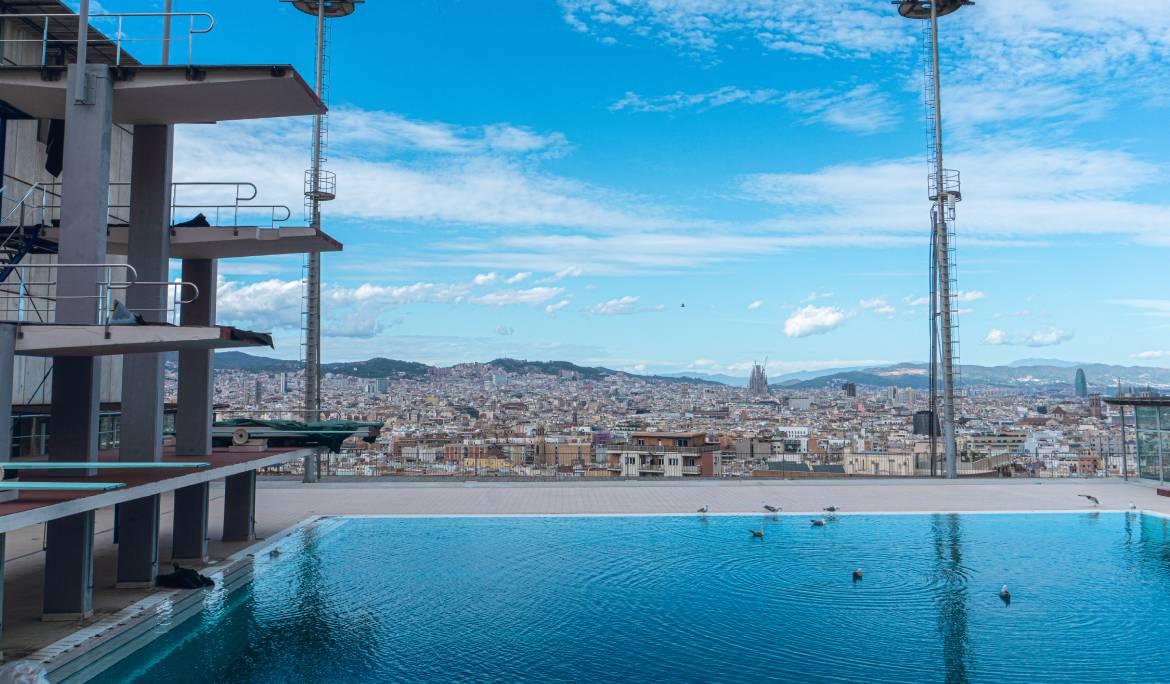 Imatge de la piscina de Montjuïc amb vistes a Barcelona