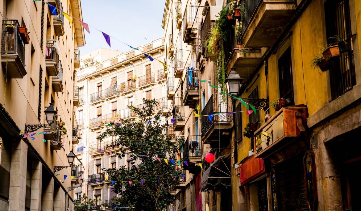 Imatge d'un carrer decorat per festa major amb banderoles.