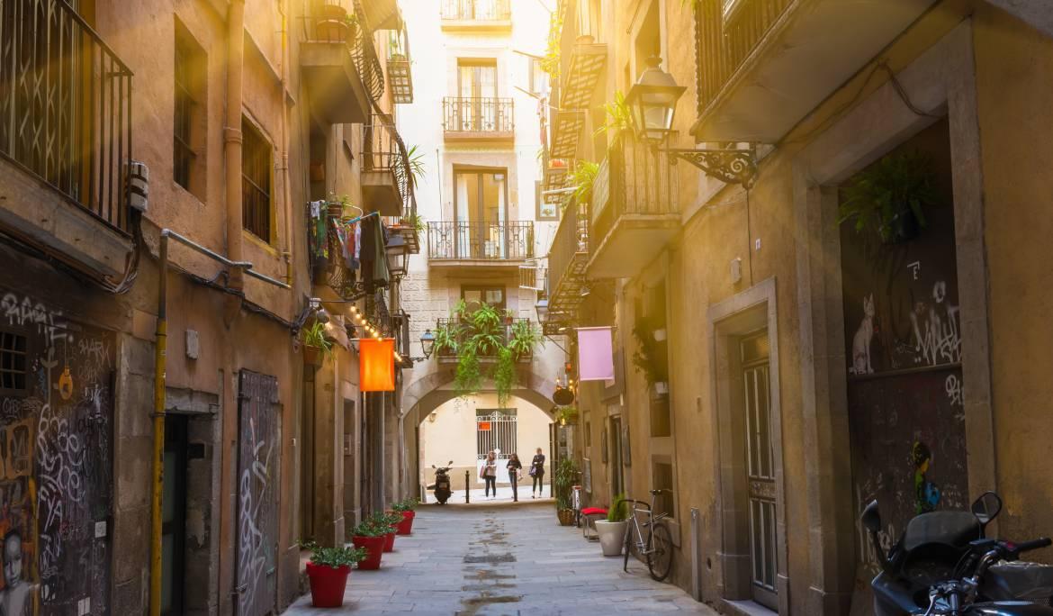 Un carrer il·luminat de Barcelona.