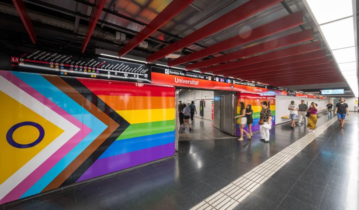 Imagen de la bandera lgtbiq+ en la estación de metro Universitat.