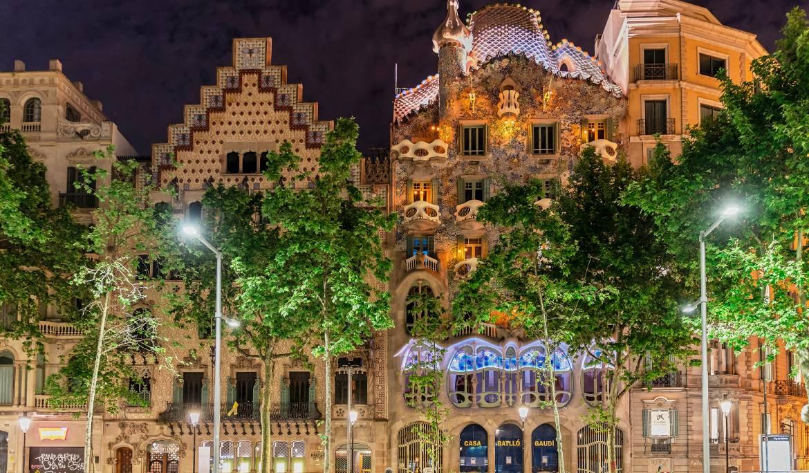 Passeig de Gràcia il·luminat de nit amb les façanes de la Casa Ametller i la Casa Batlló