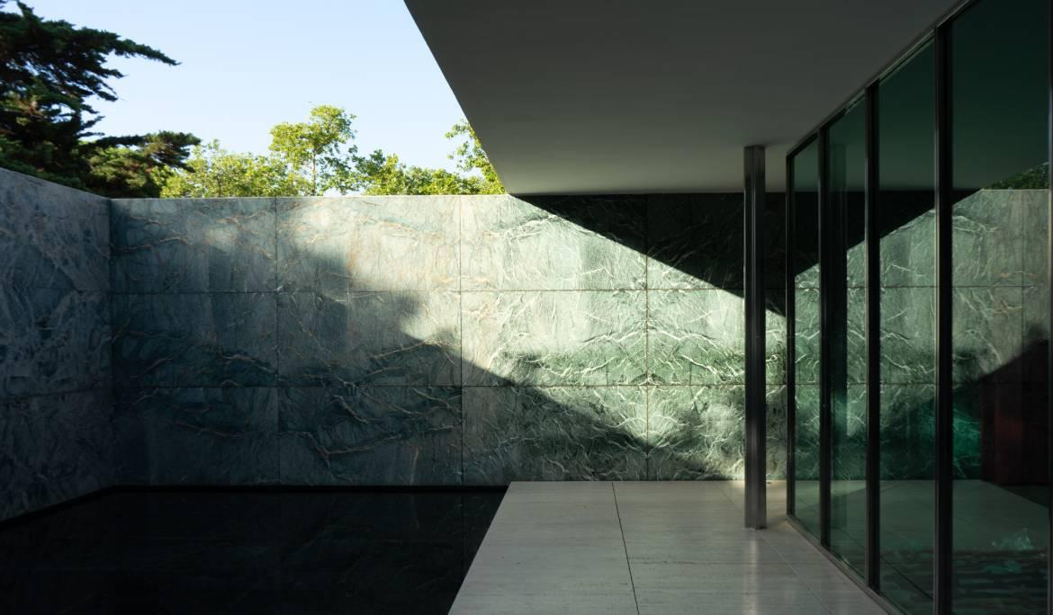 Imagen del patio interior con lago del Pabellón Alemán de Barcelona