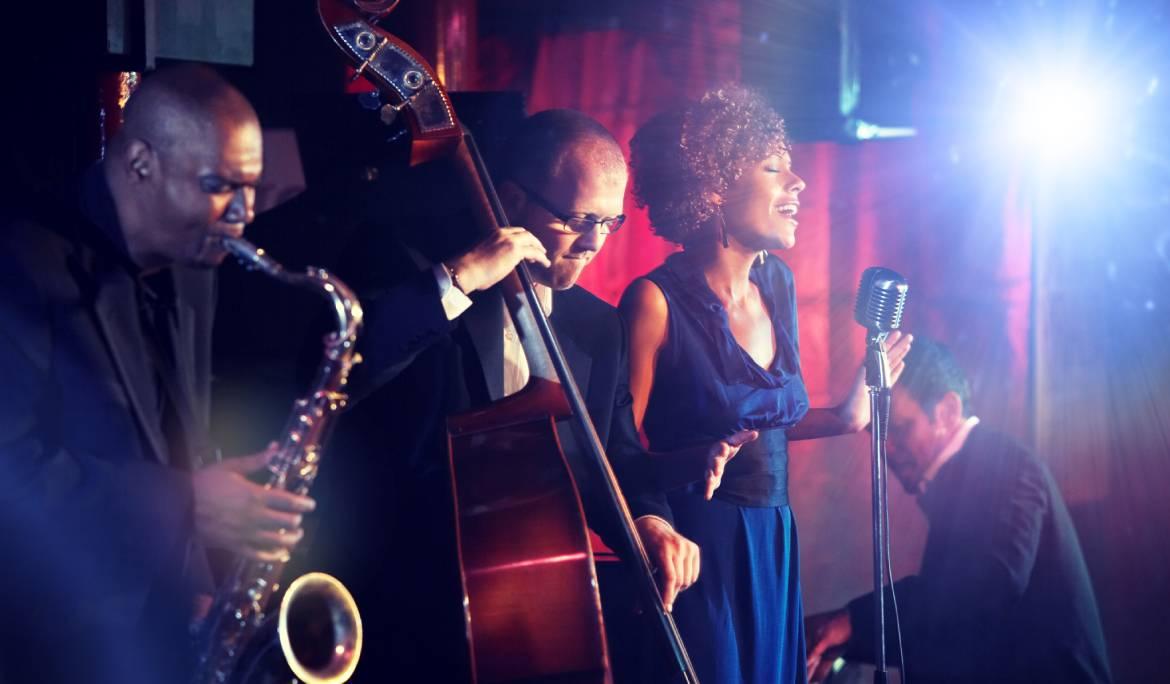 Un grupo de jazz tocando en una sala de música de Barcelona.