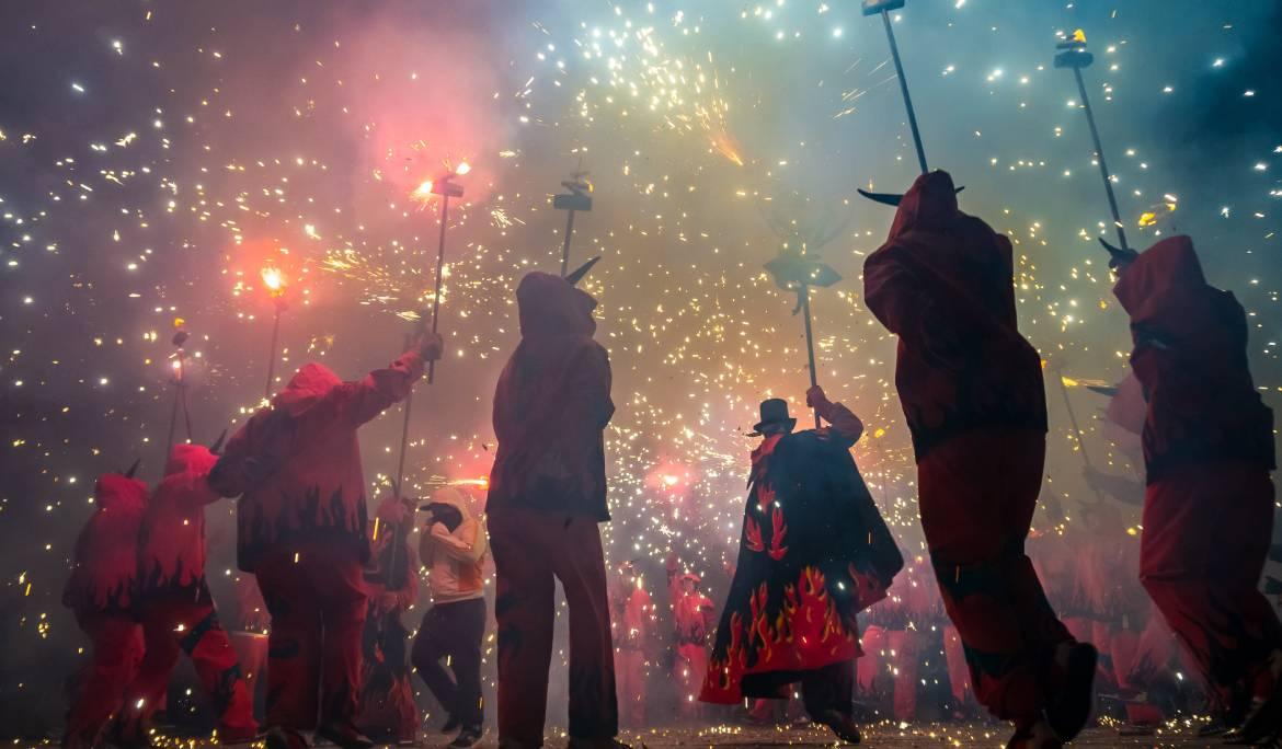 Diables ballant i cremant petards per festa major a Barcelona