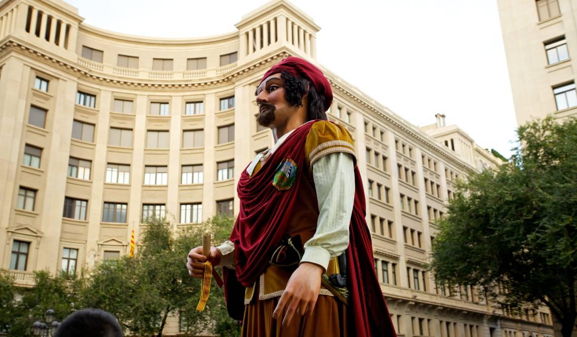 Gegant passejant per una plaça durant les festes de la Mercè