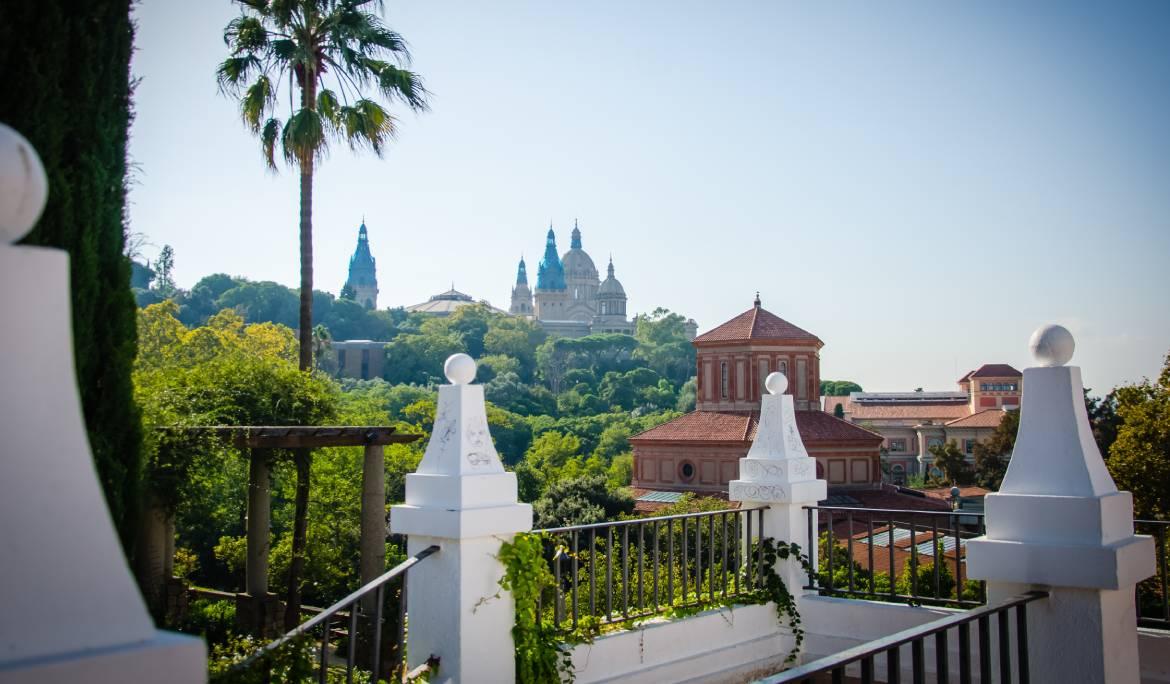 Imagen de una terraza con vistas al castillo de Montjuïc