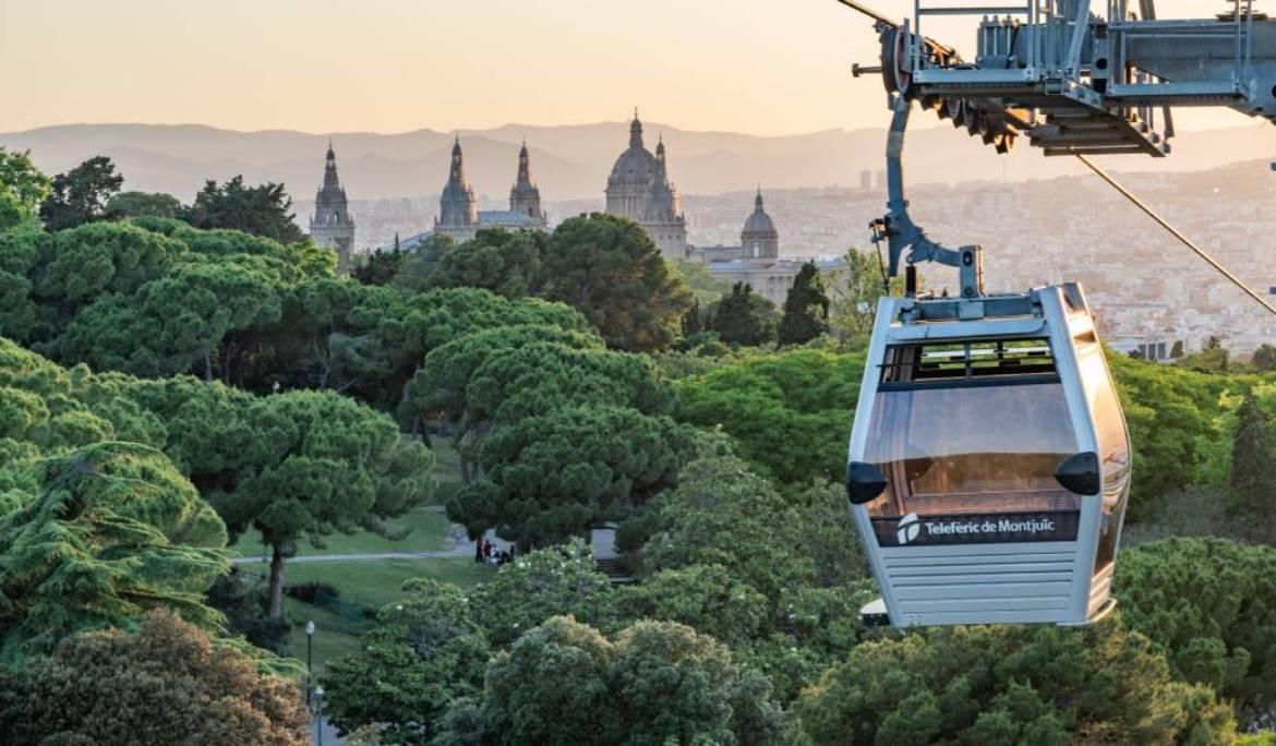 Imagen del teleférico de Montjuïc pasando por delante del castillo