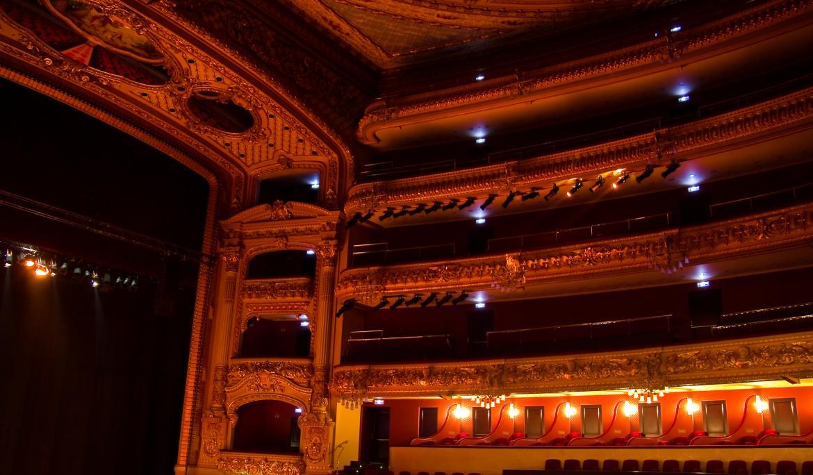 El Gran teatre del Liceu amb unes llums càlides que iluminen les butaques i les llotges senyorials.