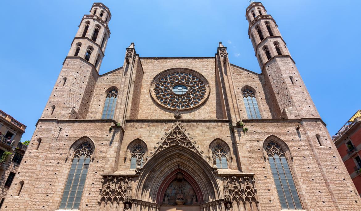 Image of the gothic facade and entrance of the Santa Maria del Mar basilica in El Born