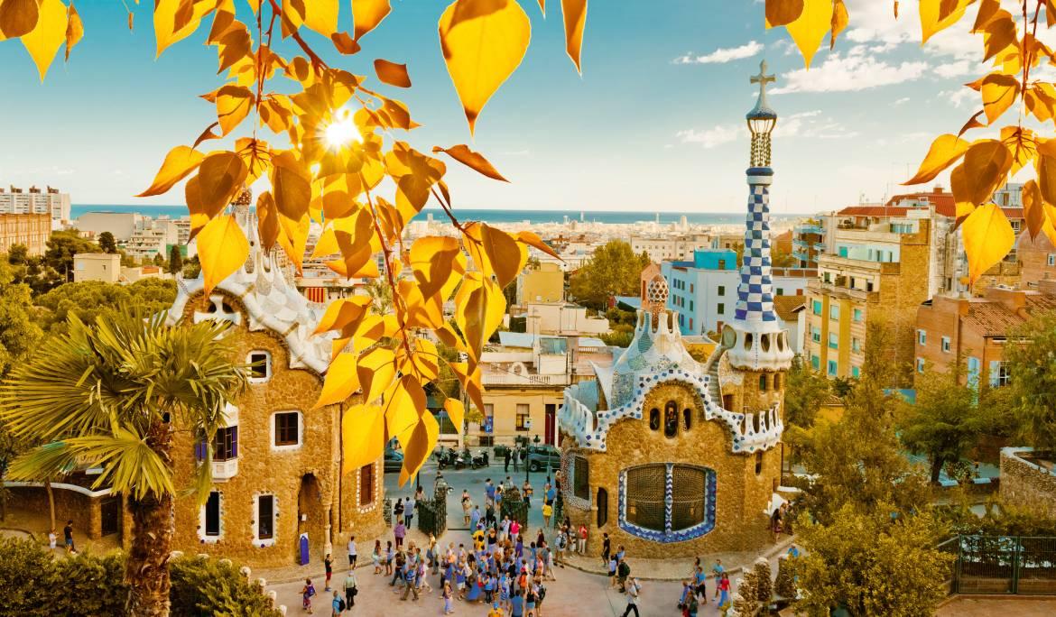 Imagen de Barcelona en otoño con el Parque Güell lleno de hojas caidas marrones y naranjas.