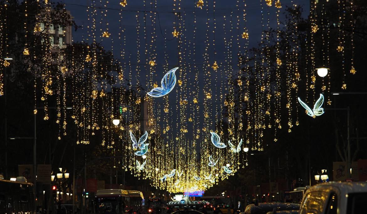 Barcelona iluminada de noche por Navidad