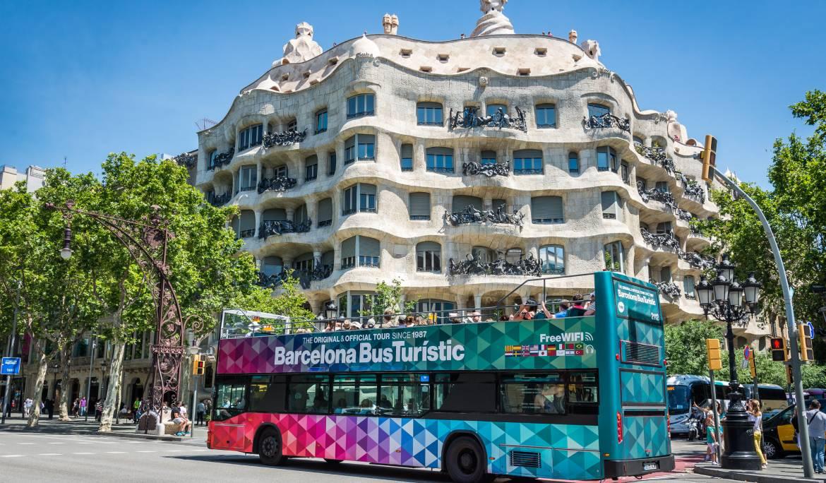 El Barcelona bus Turístic passant per davant de la Pedrera