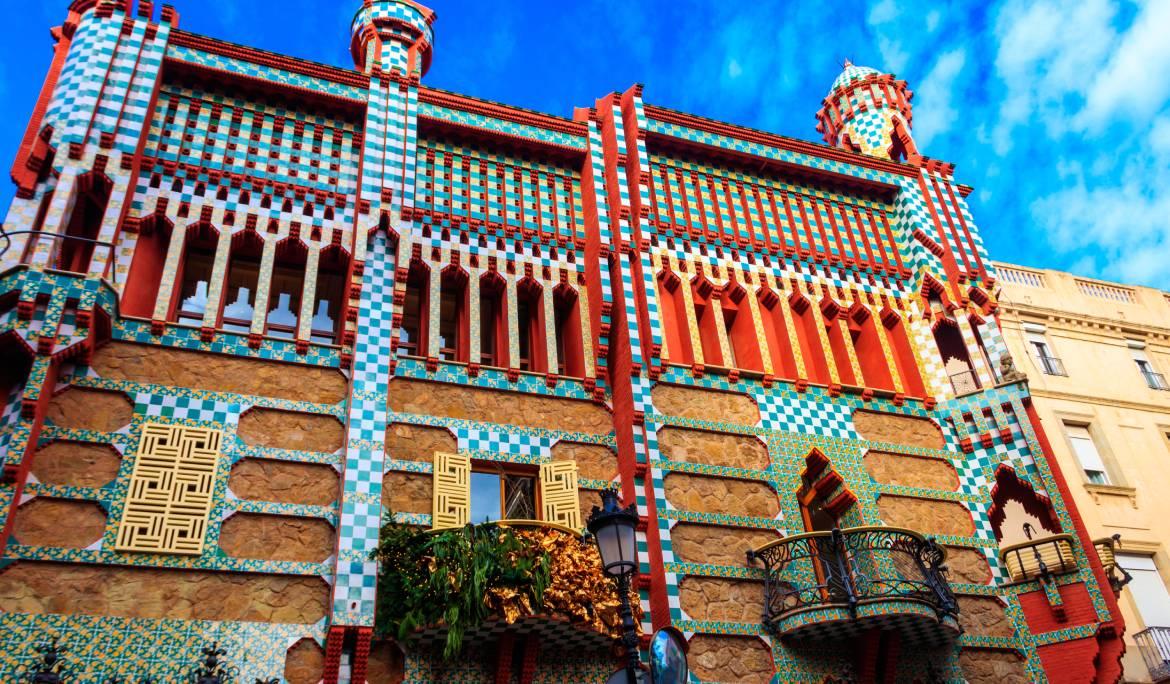 Pla contrapicat de la Casa Vicens, una obra de Gaudí a Barcelona. Es veuen motius de colors fets amb rajoles i peces de ceràmiques de colors. Sobretot i destaquen els tons verds i blaus.