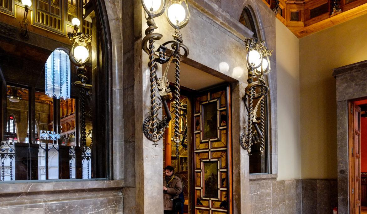 Imagen del portal del Palau Güell.