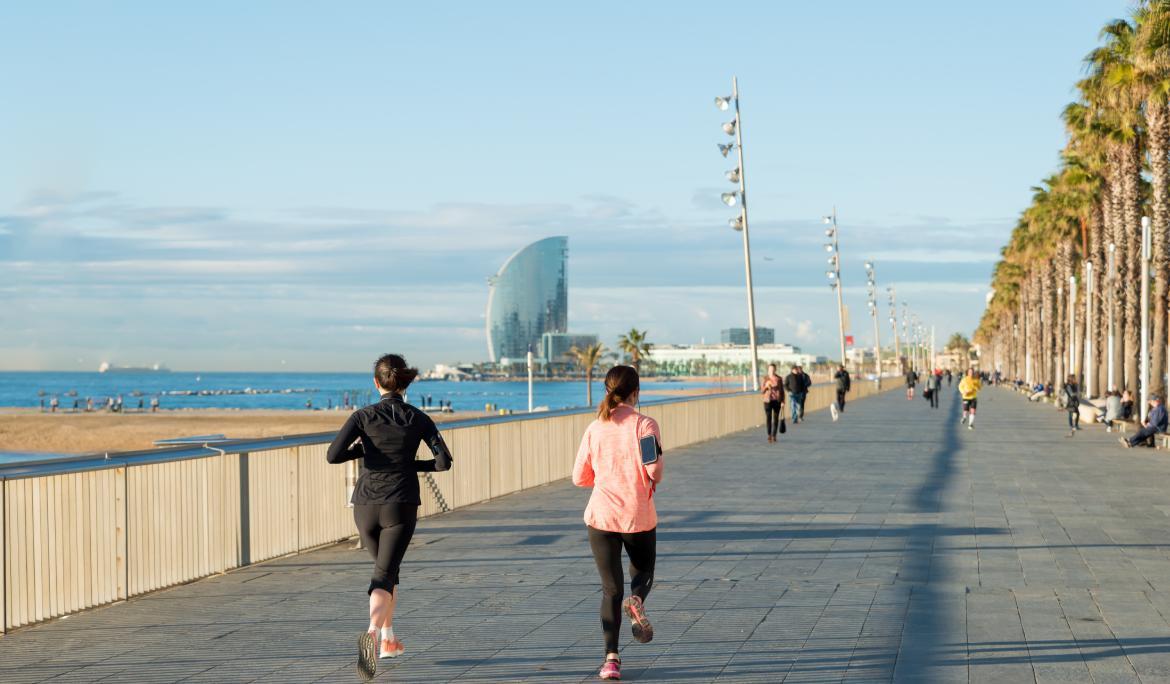 Dues noies corrents per la Barceloneta