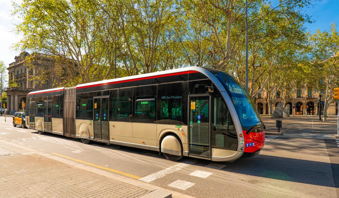 Bus de Barcelona per un carrer de Barcelona