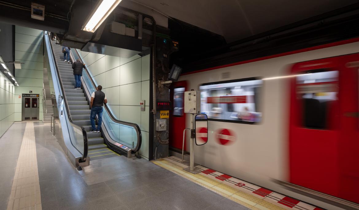 Com moure's per Barcelona sense cotxe, imatge del metro de Barcelona.
