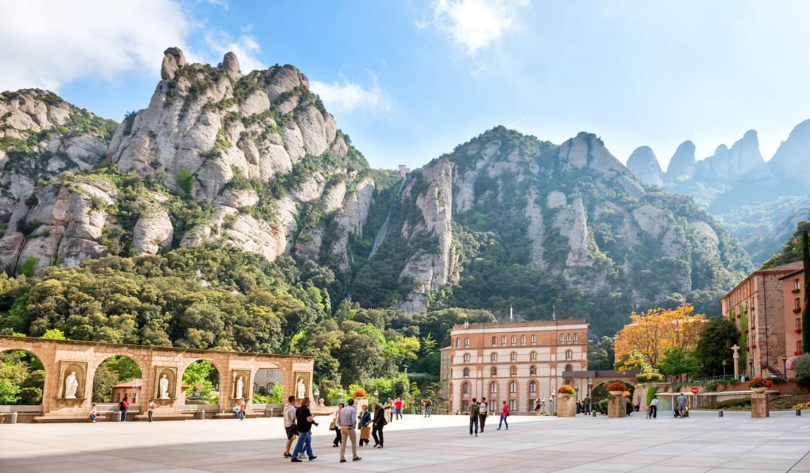 Imagen panorámica de las espectaculares formaciones rocosas y el conjunto del monasterio en la montaña de Montserrat.