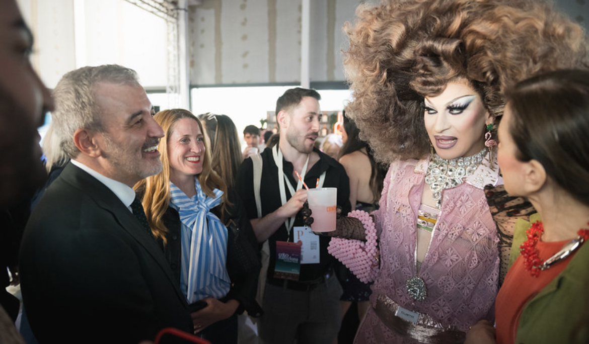 Imatge de una dragqueen parlant ambels convidats abans d'entrar a la 080 Barcelona Fashion
