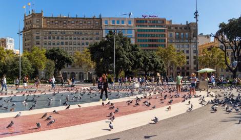 Gent passejant per la cèntrica i coneguda plaça Catalunya