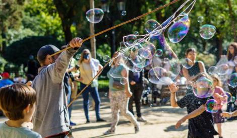 Home fent bombolles al parc de la Ciutadella.