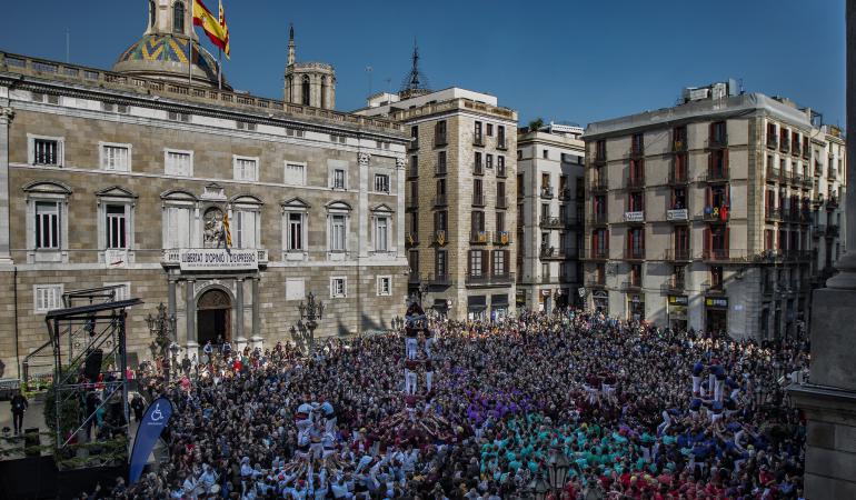 La plaça Sant Jaume plena a vessar durant una jornada de castells