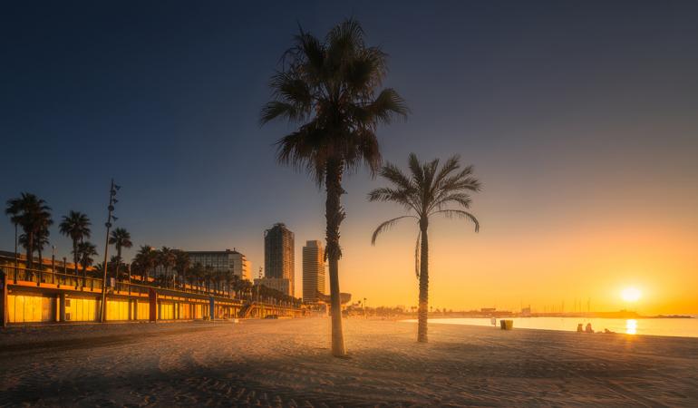 Capvespre al passeig marítim de Barcelona