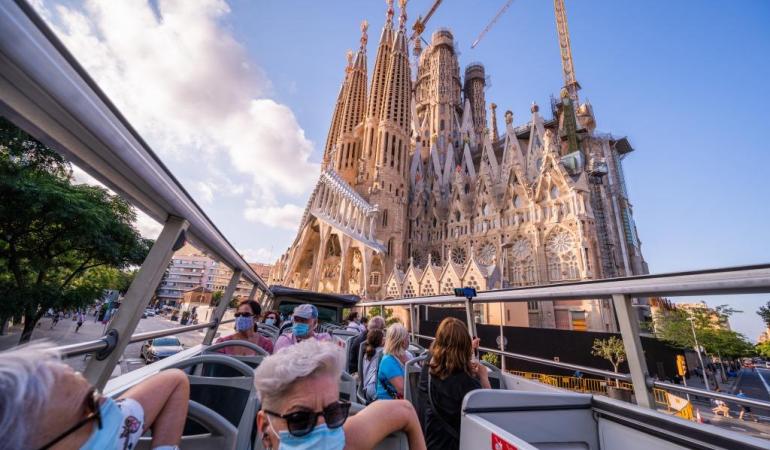Barcelona Bus Turístic in front of Sagrada Família