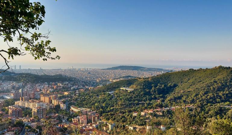 La simetria dels carrers de l'Eixample es pot observar des de qualsevol punt de la ciutat  / Foto: Kiyan Kawa via Unsplash