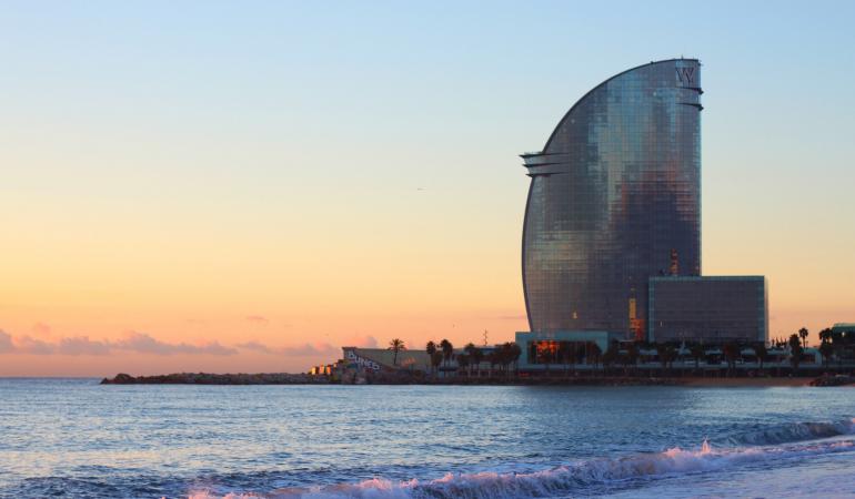 La platja de Sant Sebastià amb l'emblemàtic edifici de Barcelona de fons