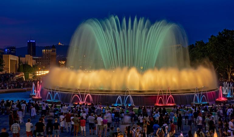 Durante los meses de verano, de miércoles a domingo hay un espectáculo de luces y música en la Fuente Mágica