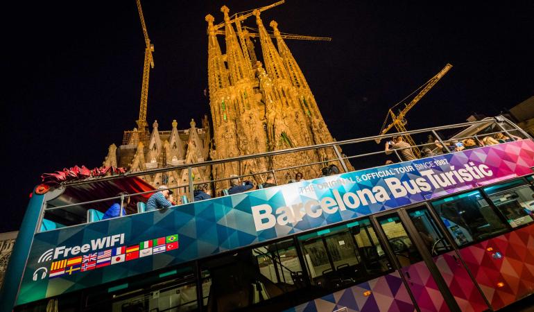 El Barcelona Night Tour Bus hace un recorrido por las principales atracciones turísticas de la ciudad