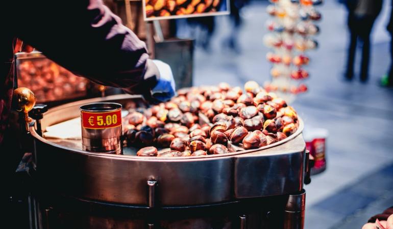 Las paradas de castañas que llenan las calles de Cataluña son típicas durante las fiestas de esta época / Foto: FrancescoPaggiaro vía Pexels