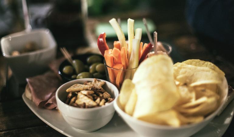 El buen tiempo de Barcelona permite a la gente poder disfrutar de un buen aperitivo los domingos / Foto: SplitShire vía Pexels