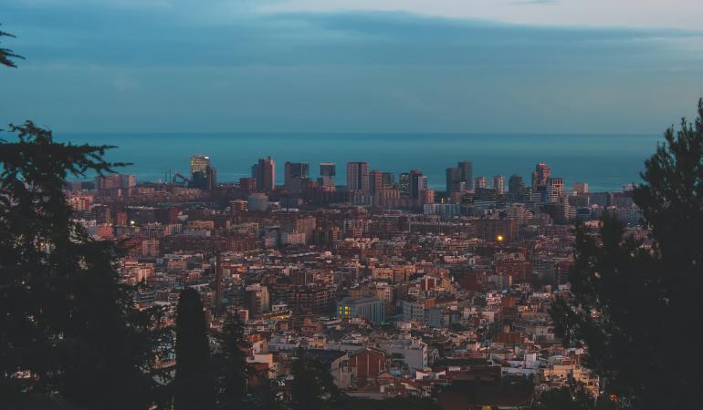 Panoràmica de la ciutat de Barcelona amb el mar de fons