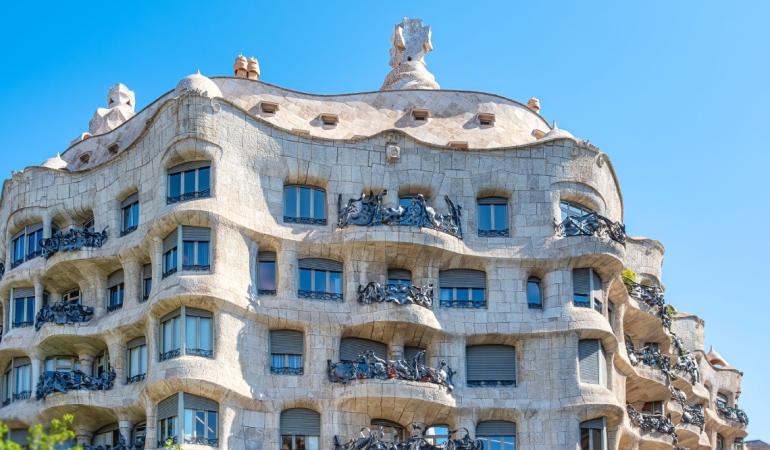 A front view of La Pedrera, one of the must‑see Modernista buildings if you’re exploring Barcelona in three days.