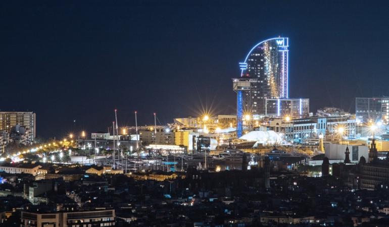 Vista aèria del litoral de Barcelona de nit. Una zona que convida a bucar-hi plans per fer després del Mobile World Congress.