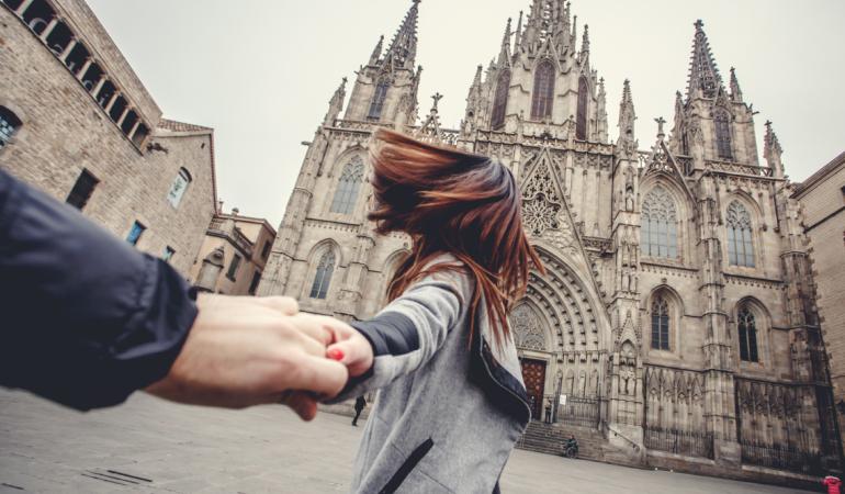 Pareja de la mano en la Catedral de Barcelona